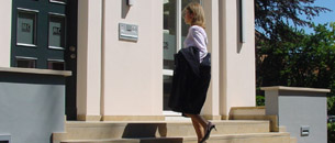 Rechtsanw&auml;ltin auf dem Weg in die Kanzlei