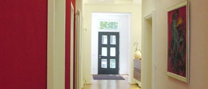 Blick &uuml;ber den Flur zur Eingangst&uuml;r